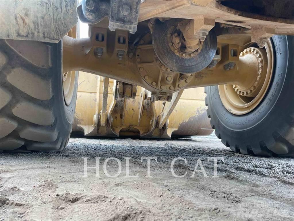 CAT 982M Iekrāvēji uz riteņiem