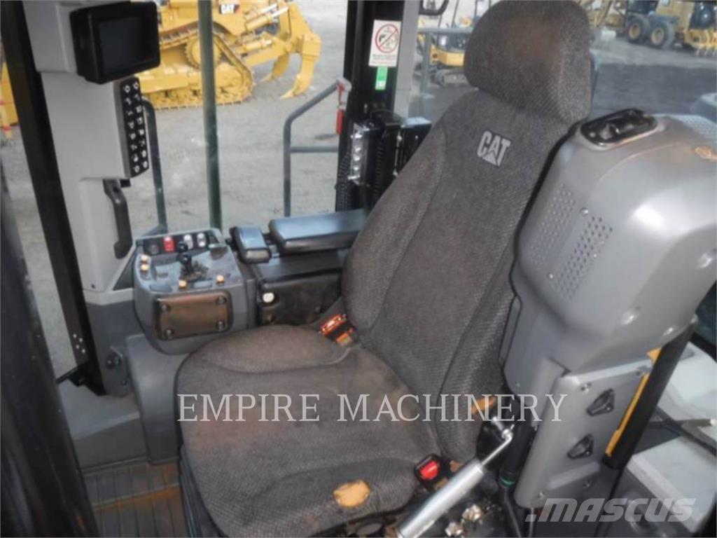 CAT 982M Iekrāvēji uz riteņiem