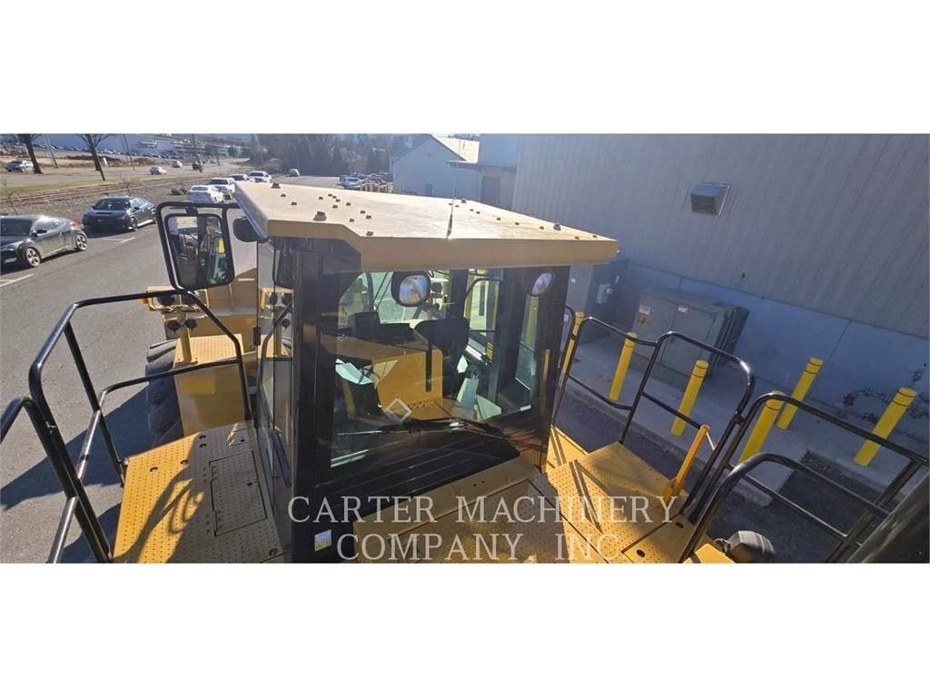 CAT 988H RBLD Iekrāvēji uz riteņiem