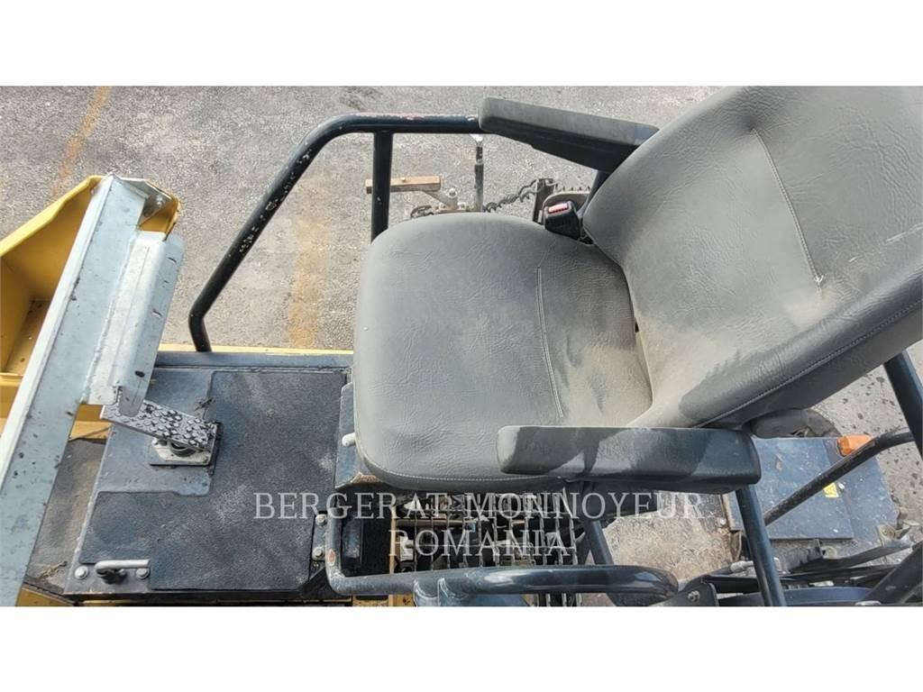 CAT AP-655D Asfalta klājēji