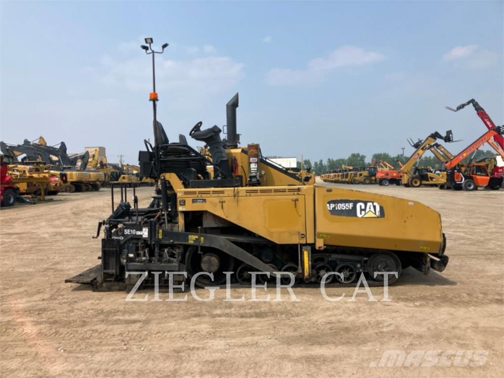 CAT AP1055F Asfalta klājēji