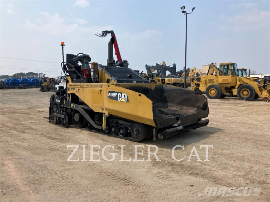 CAT AP1055F Asfalta klājēji