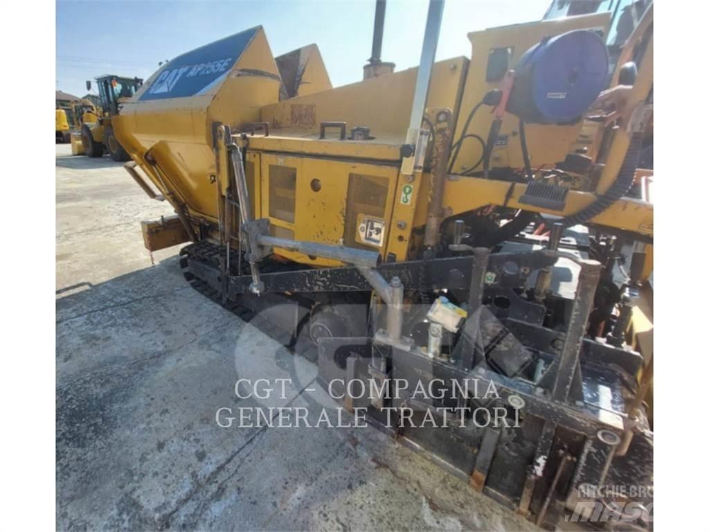 CAT AP255E Asfalta klājēji