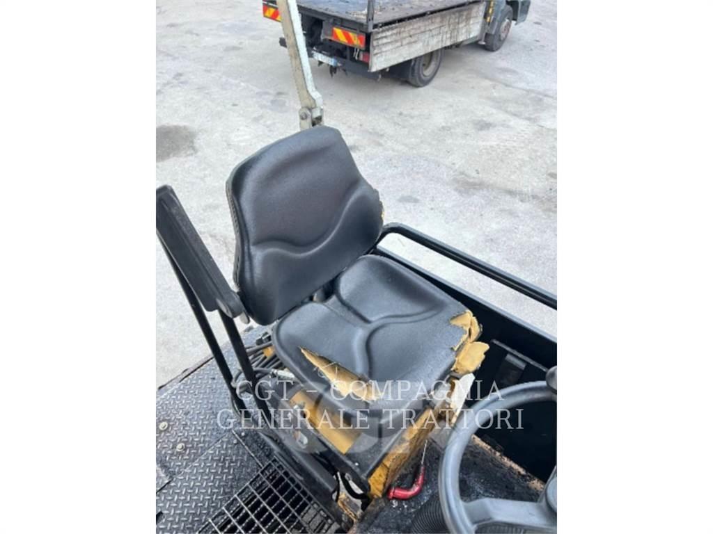 CAT AP300 Asfalta klājēji