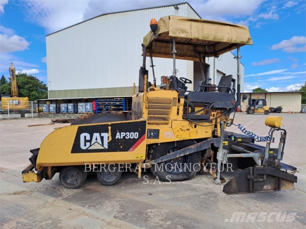 CAT AP300 Asfalta klājēji