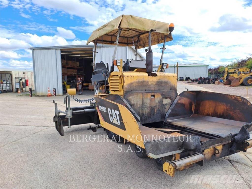 CAT AP300 Asfalta klājēji