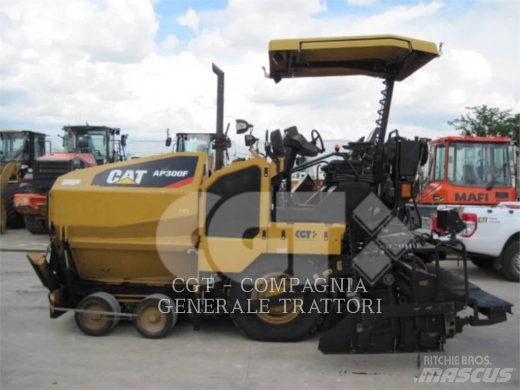 CAT AP300F Asfalta klājēji