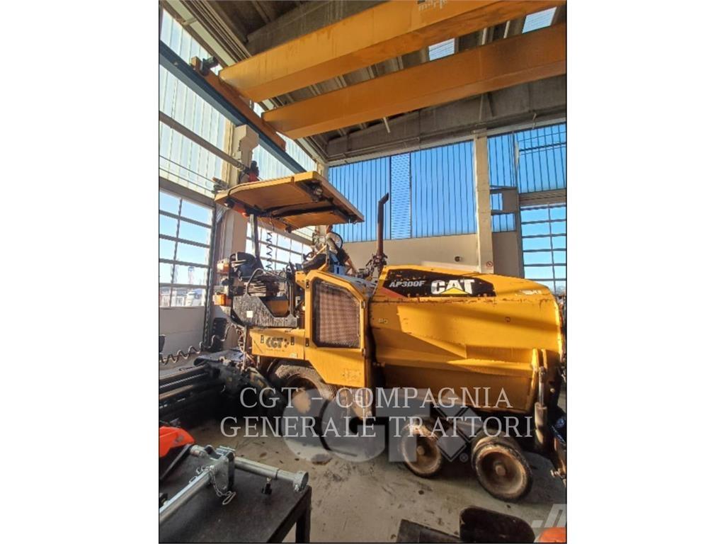CAT AP300F Asfalta klājēji