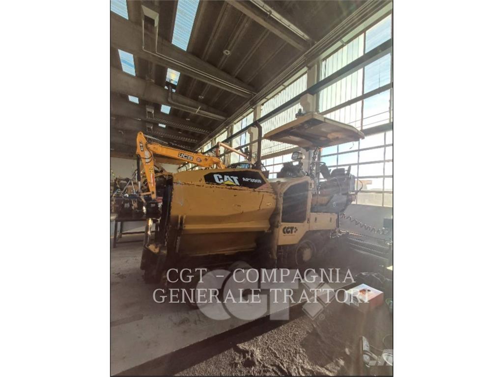 CAT AP300F Asfalta klājēji