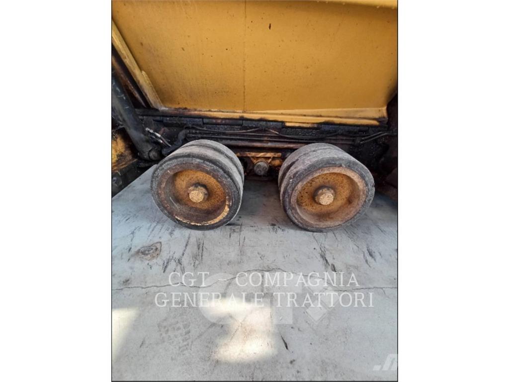 CAT AP300F Asfalta klājēji