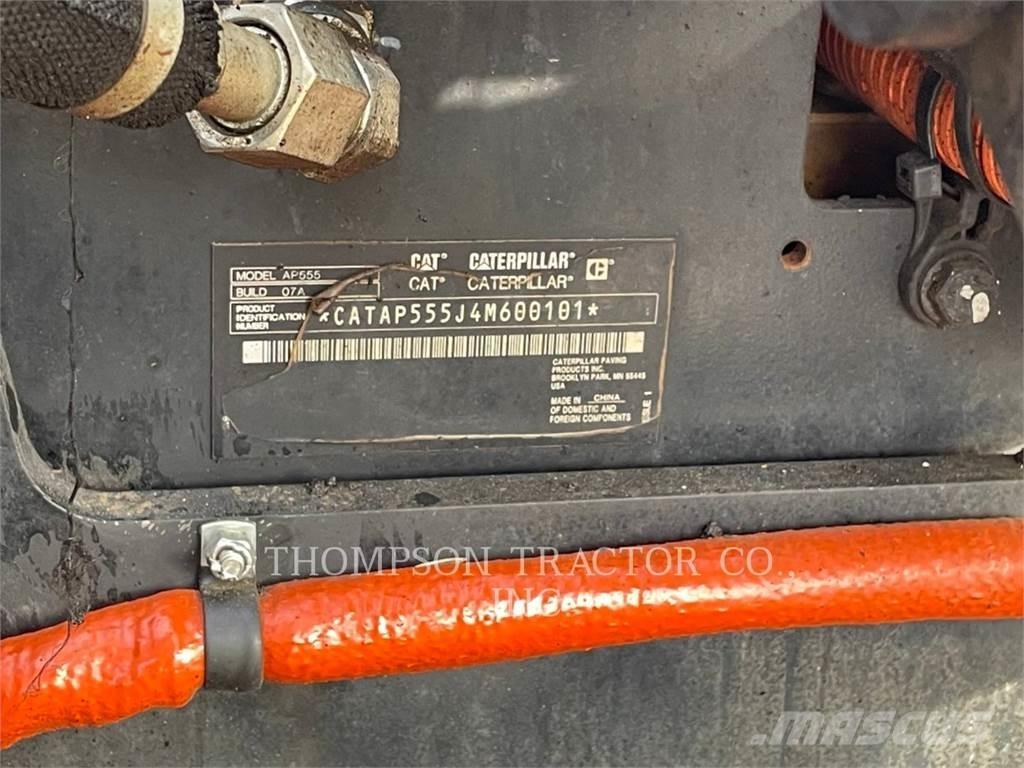 CAT AP555 Asfalta klājēji
