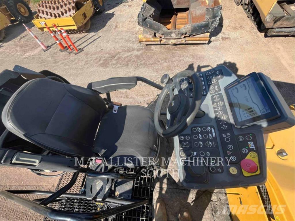 CAT AP555 Asfalta klājēji