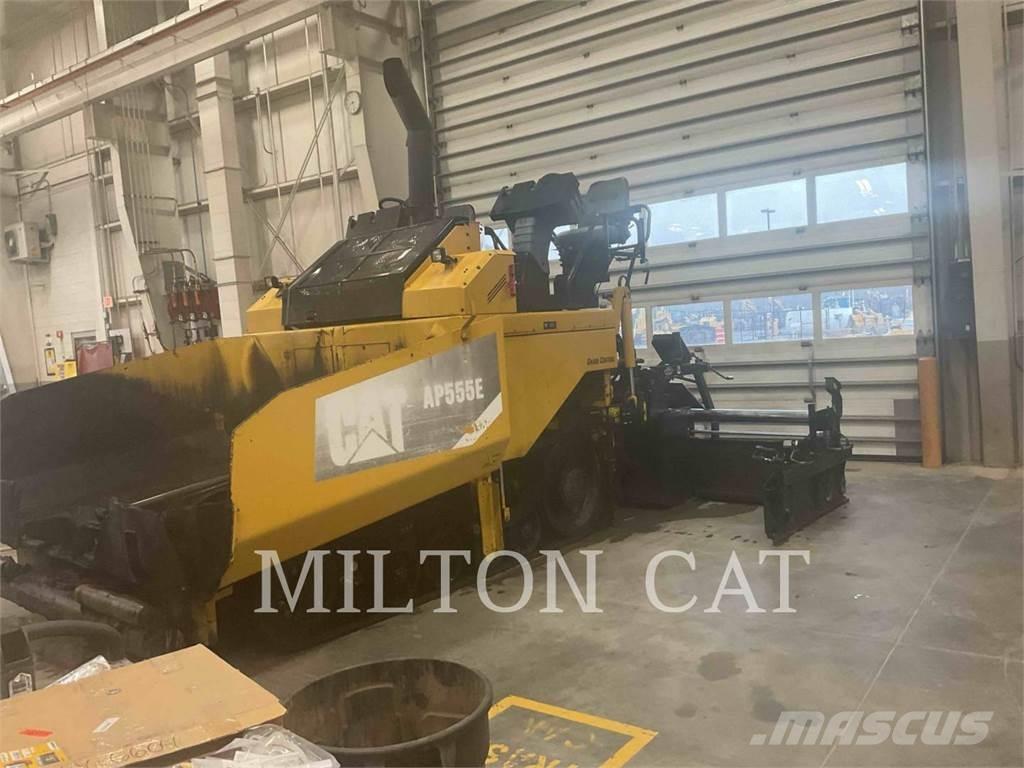 CAT AP555E Asfalta klājēji