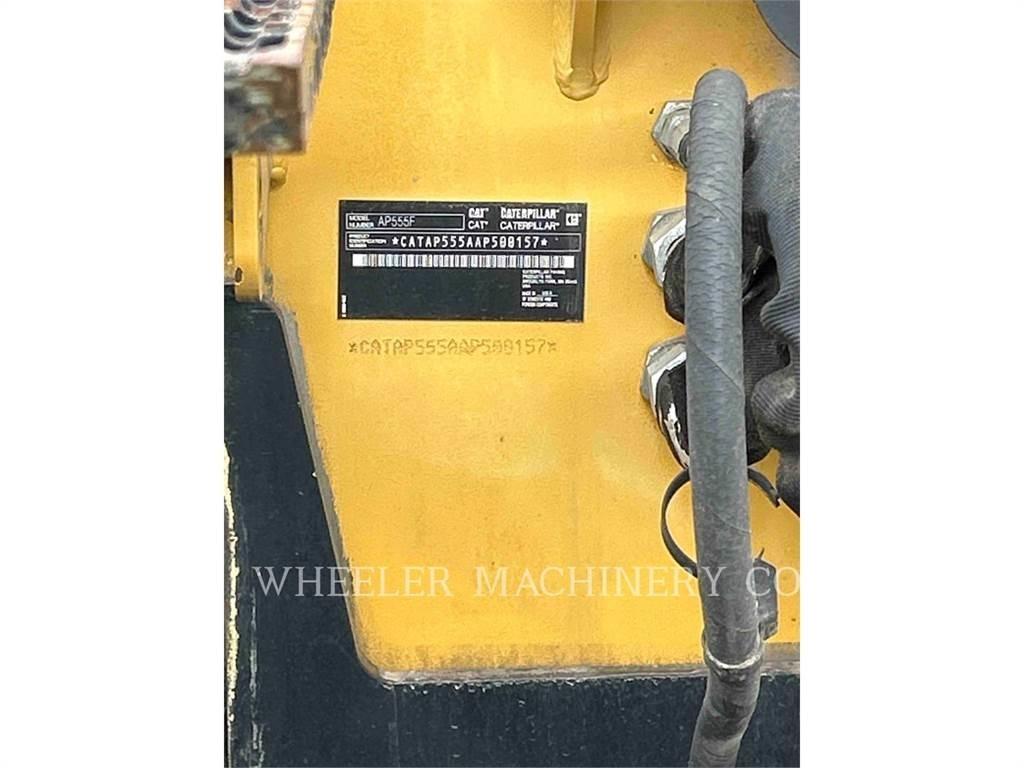 CAT AP555F Asfalta klājēji