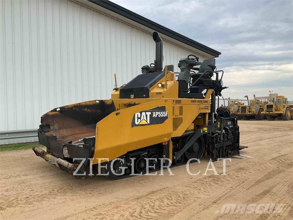 CAT AP555F Asfalta klājēji