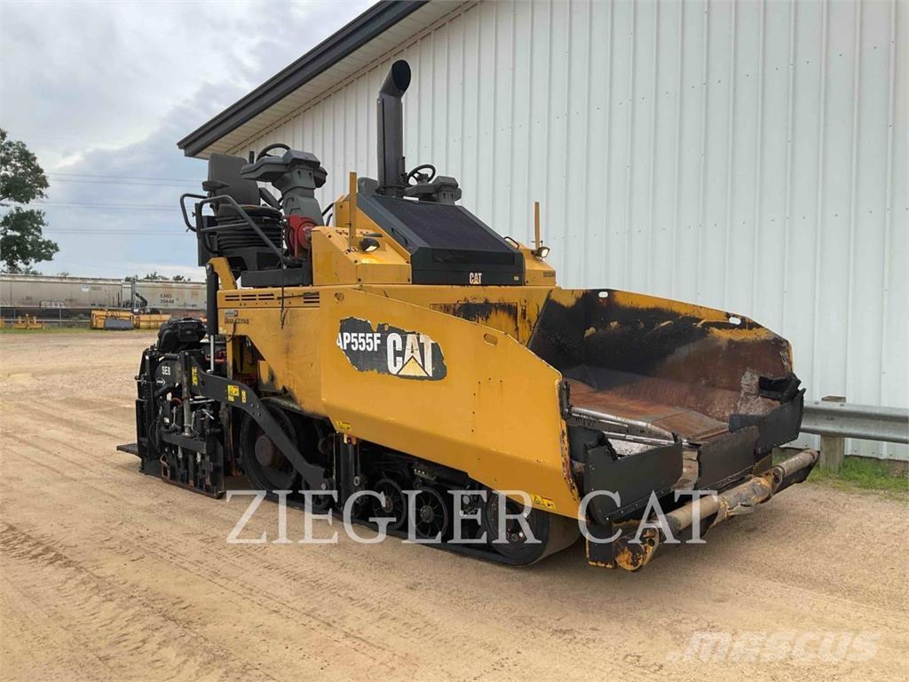 CAT AP555F Asfalta klājēji