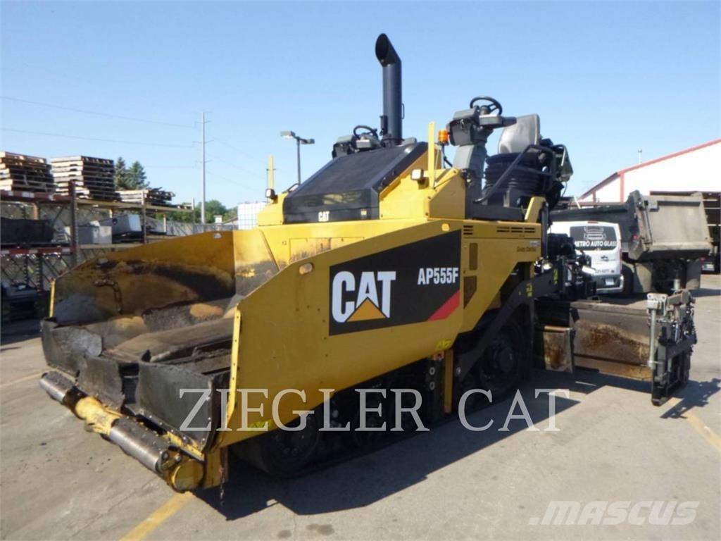 CAT AP555F Asfalta klājēji