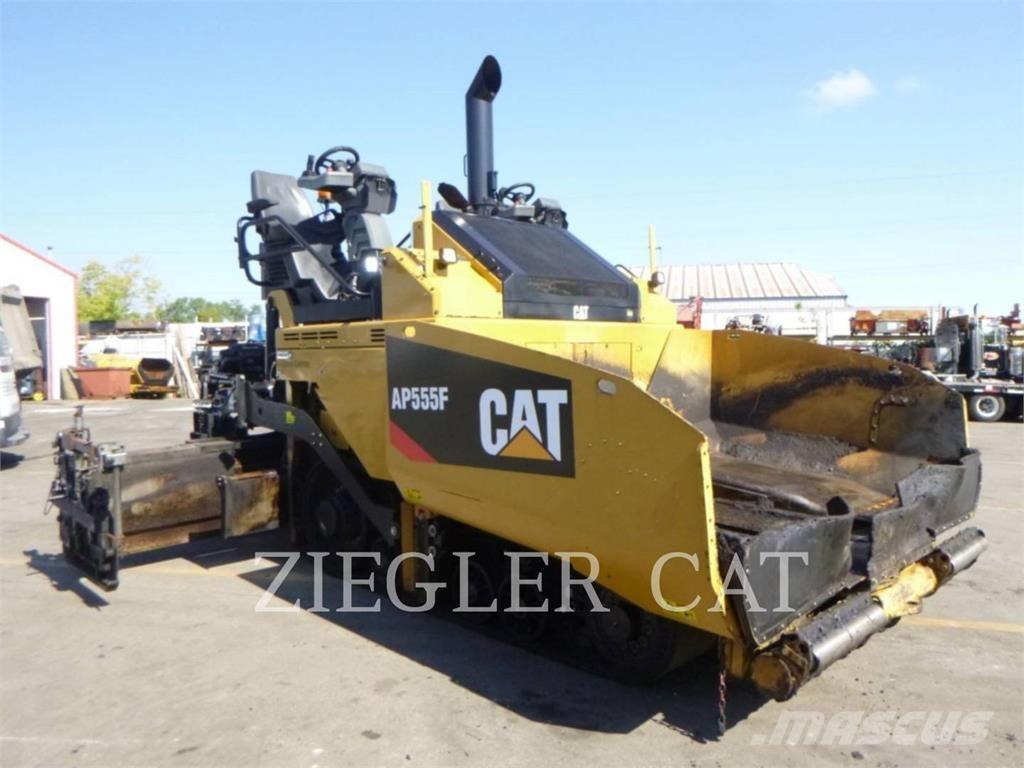 CAT AP555F Asfalta klājēji