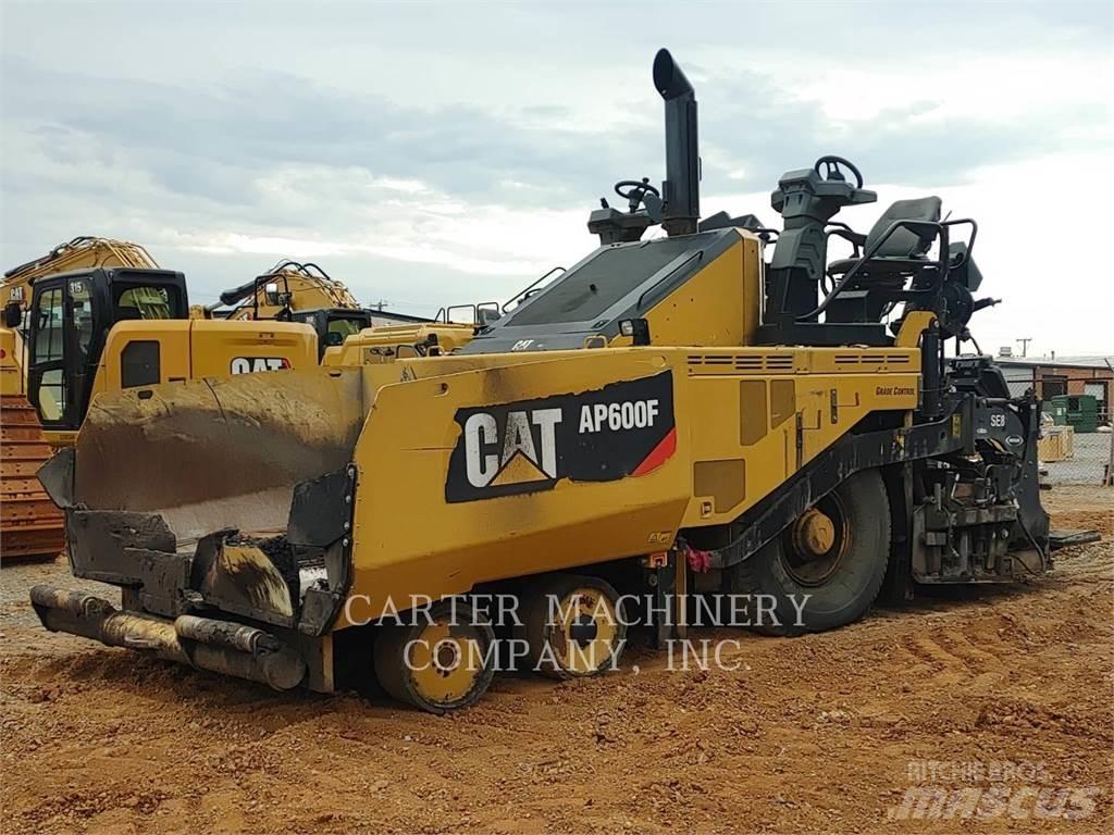 CAT AP600F Asfalta klājēji
