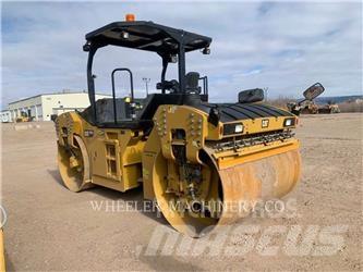 CAT CB15 VV Divvalču grunts veltņi