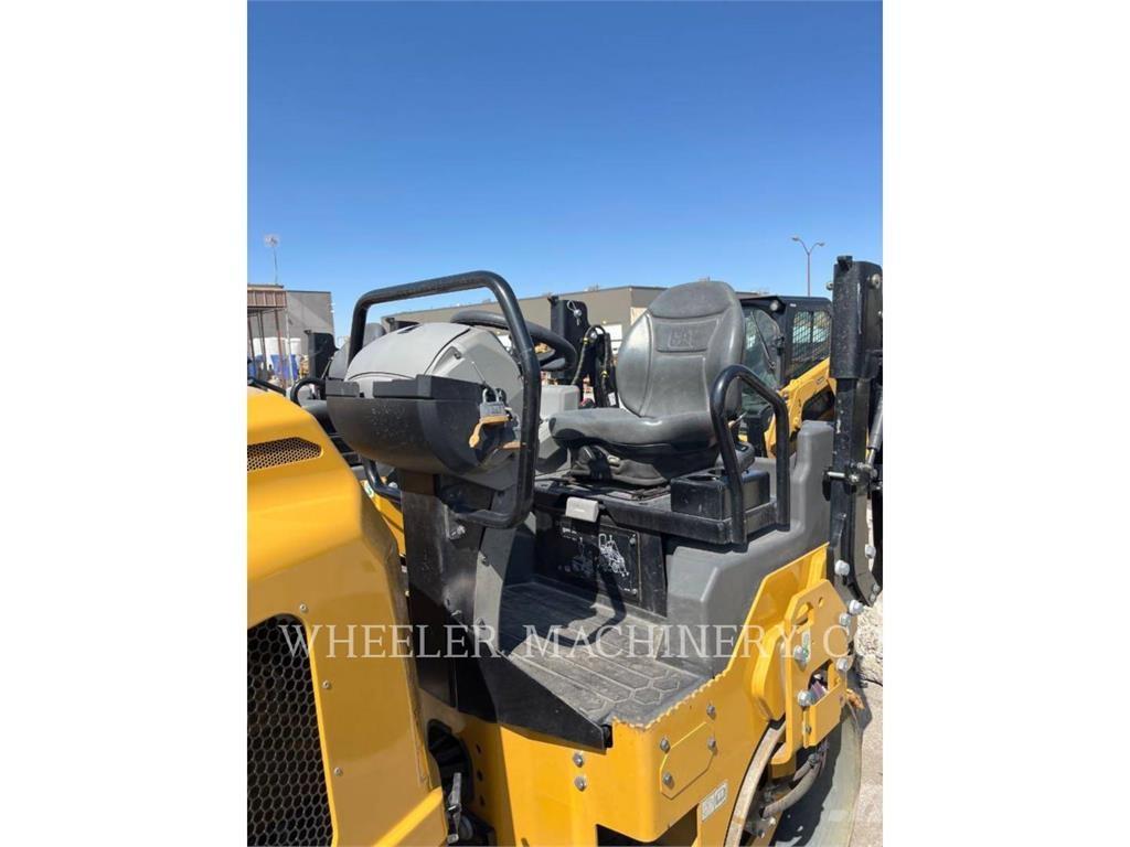 CAT CB2.5 GC Divvalču grunts veltņi