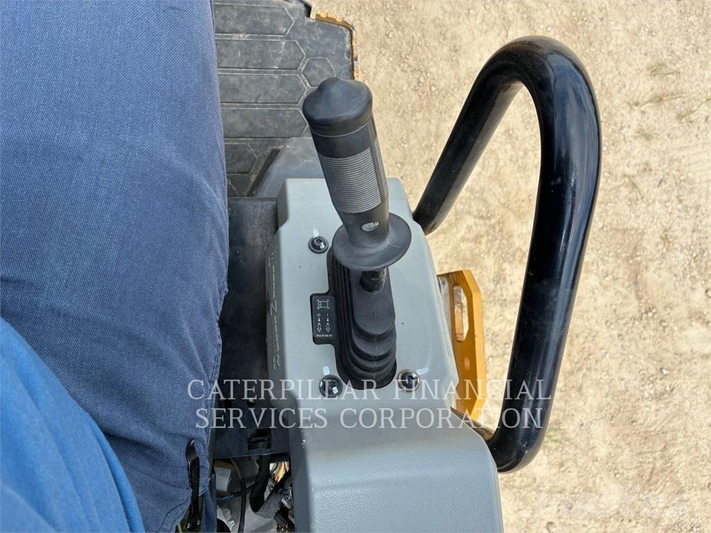 CAT CB2.703 Divvalču grunts veltņi