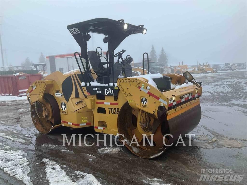 CAT CB54 XW Divvalču grunts veltņi