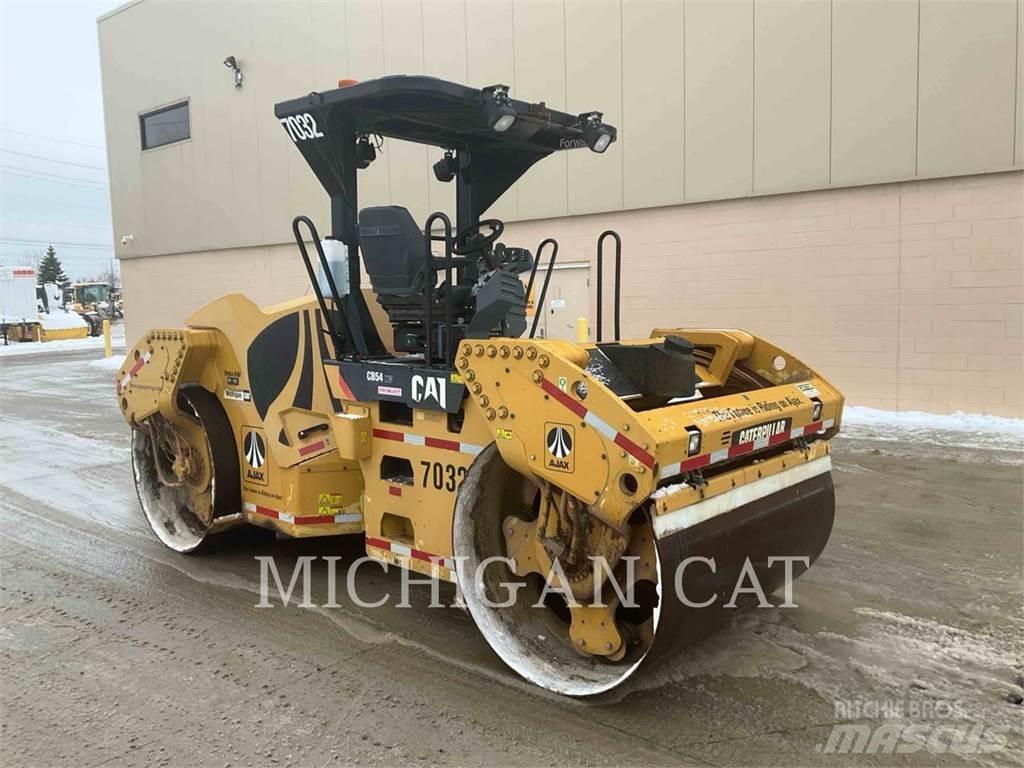 CAT CB54 XW Divvalču grunts veltņi