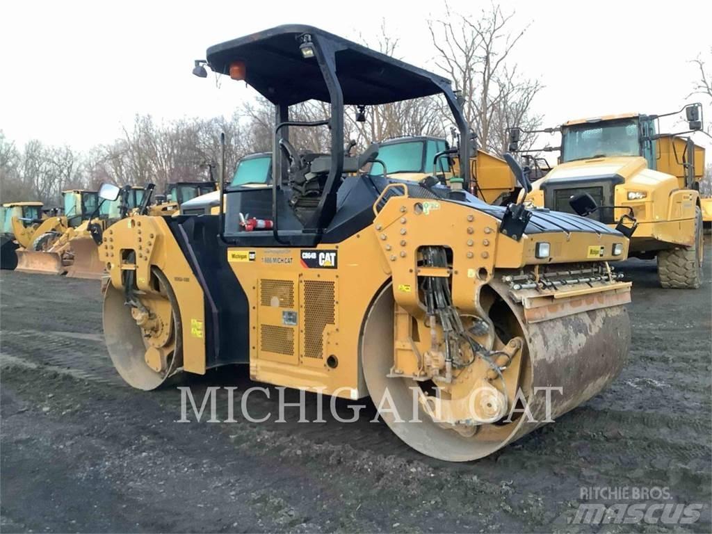 CAT CB64B Divvalču grunts veltņi