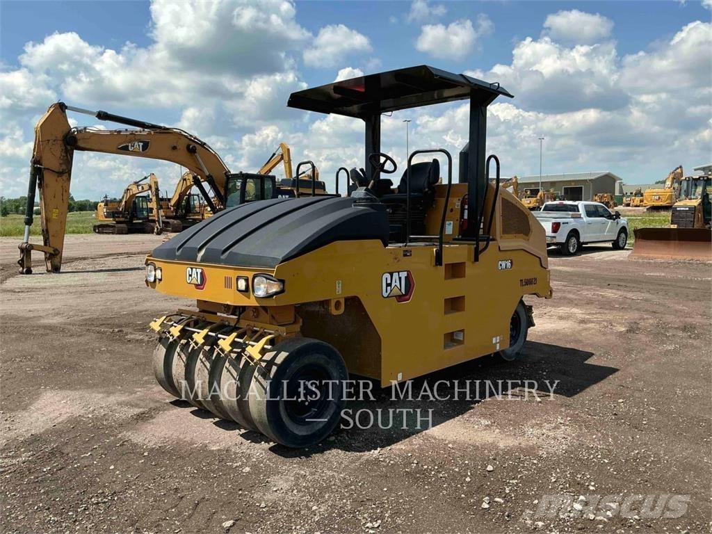 CAT CW16 Pneimatiskie veltņi