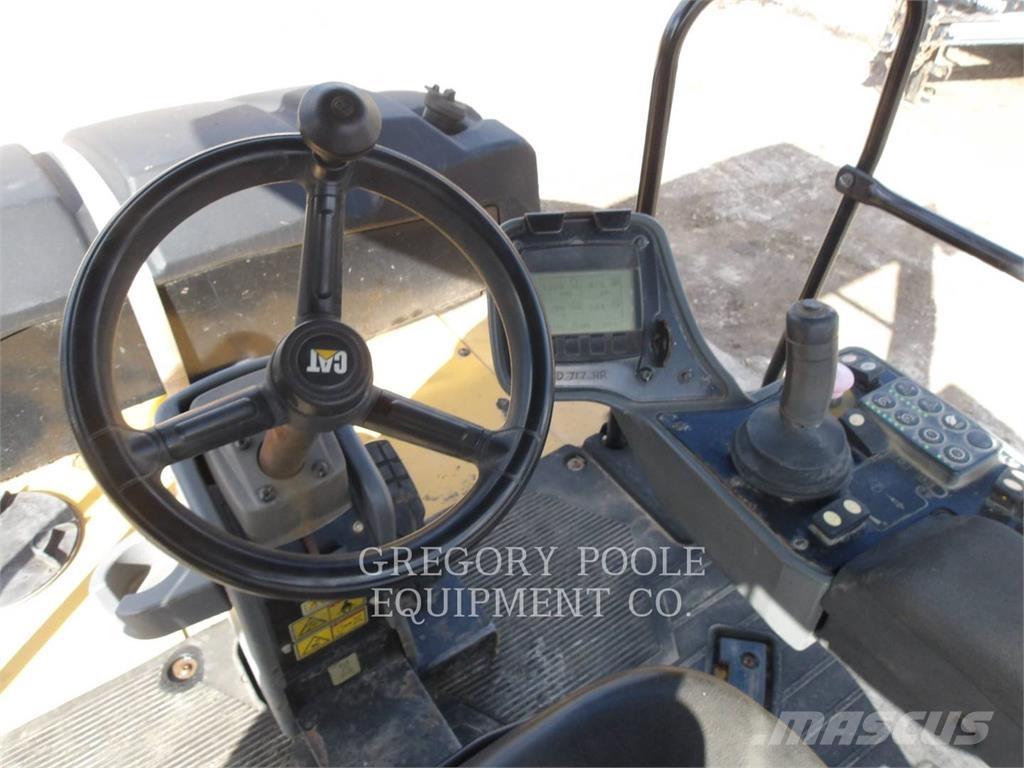 CAT CW16 Pneimatiskie veltņi