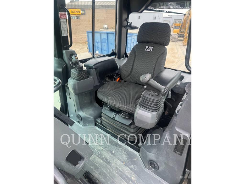 CAT D2 Ekskavatori-iekrāvēji