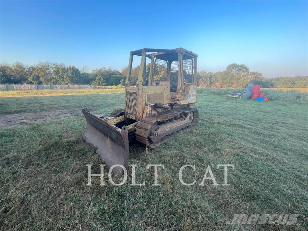 CAT D3B Kāpurķēžu buldozeri