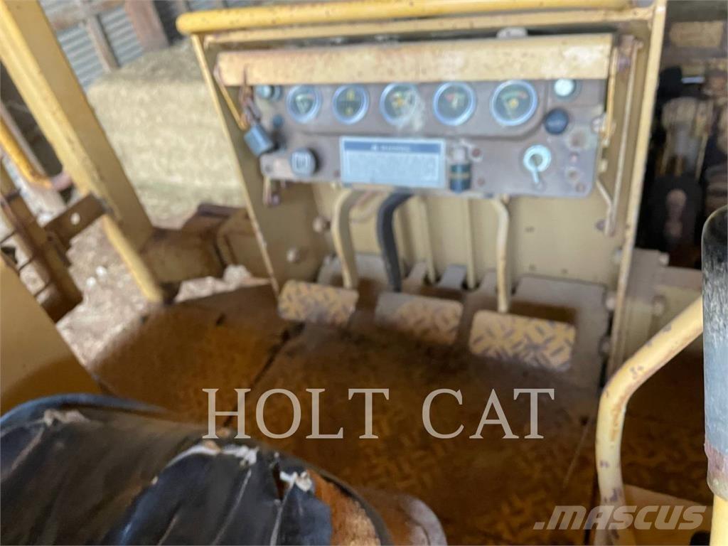 CAT D3B Kāpurķēžu buldozeri