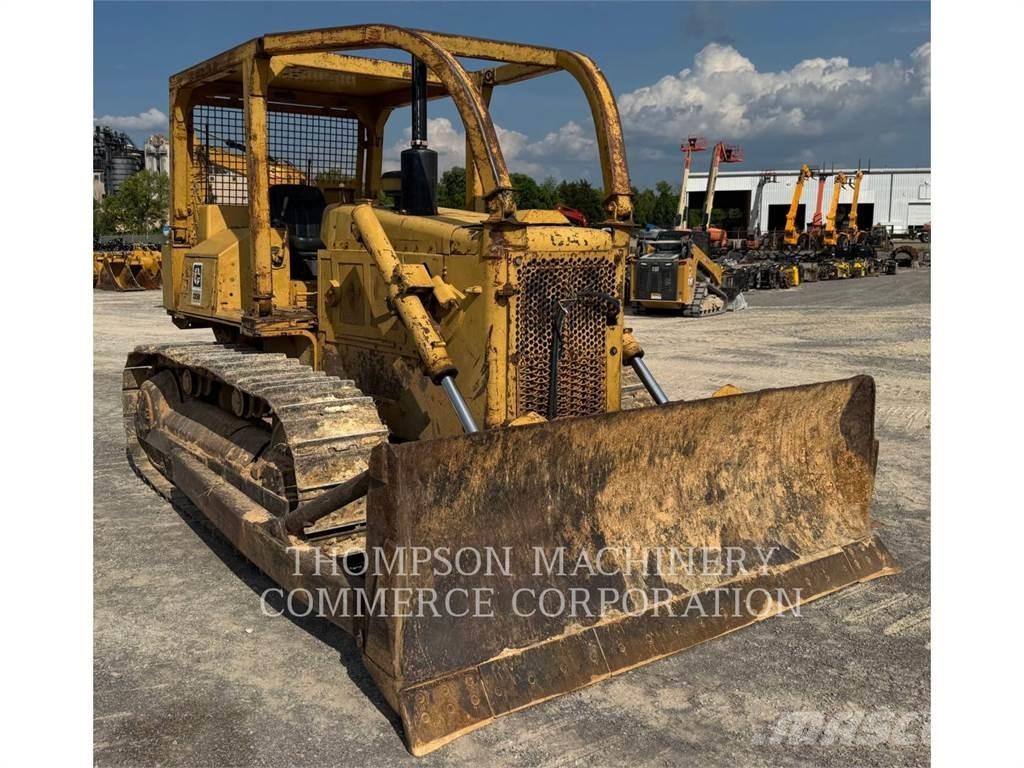 CAT D5B Kāpurķēžu buldozeri