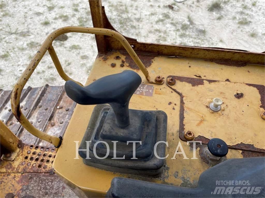 CAT D5M Kāpurķēžu buldozeri