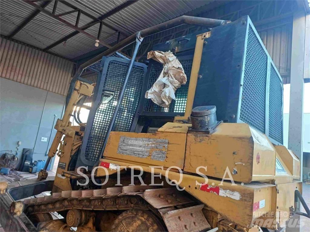 CAT D6T Kāpurķēžu buldozeri