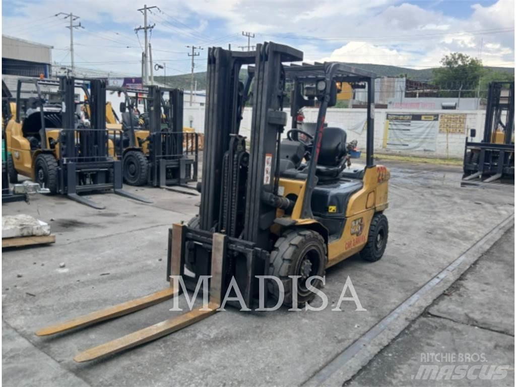 CAT LIFT TRUCKS DP30NM Tehnika ar dīzeļa dzinēju