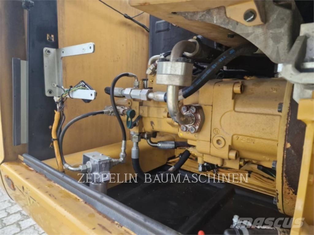 CAT M318D Ekskavatori uz riteņiem