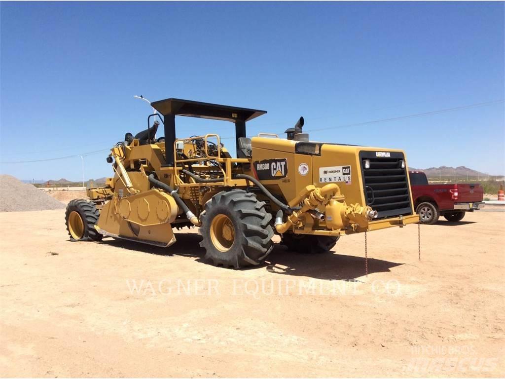CAT RM-300 Asfalta savācējs