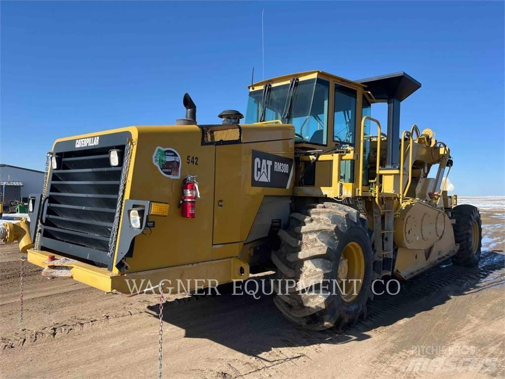 CAT RM300 Asfalta savācējs