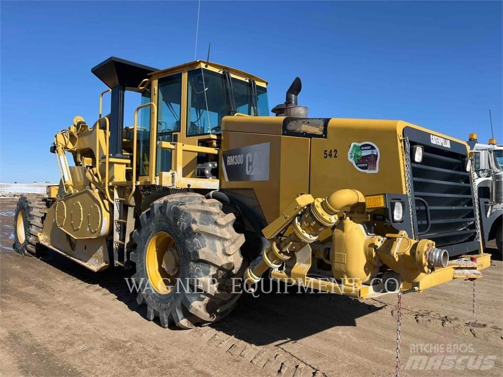 CAT RM300 Asfalta savācējs