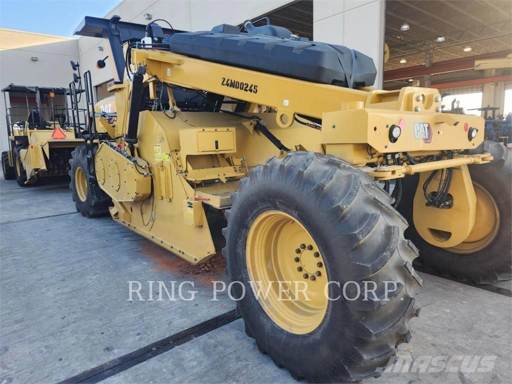CAT RM400 Asfalta savācējs