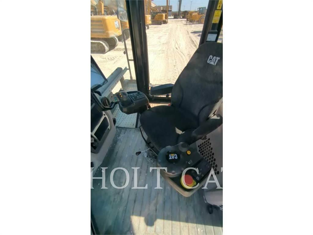 CAT RM400 CAB Asfalta savācējs