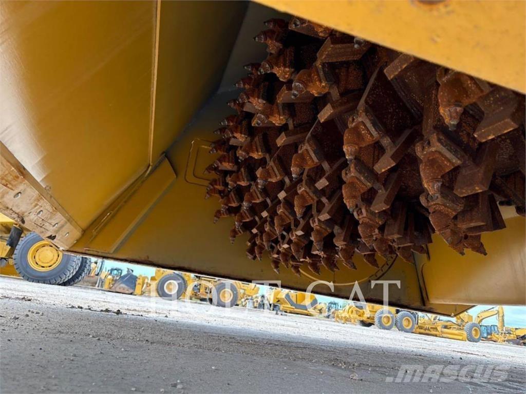 CAT RM400 CAB Asfalta savācējs