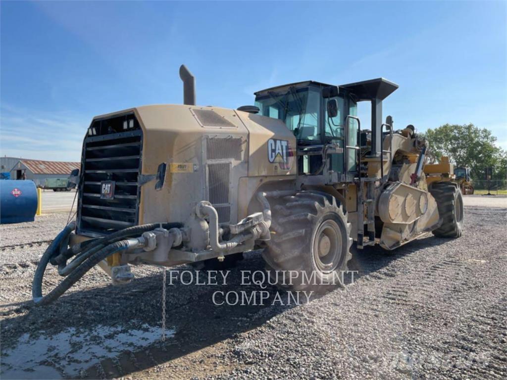 CAT RM500B Asfalta klājēji