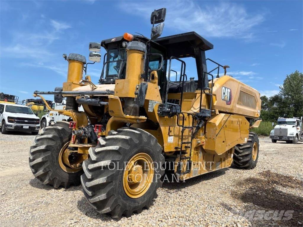 CAT RM600-01 Asfalta klājēji