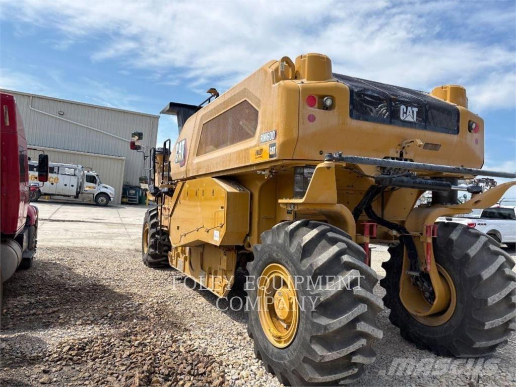 CAT RM600-01 Asfalta klājēji