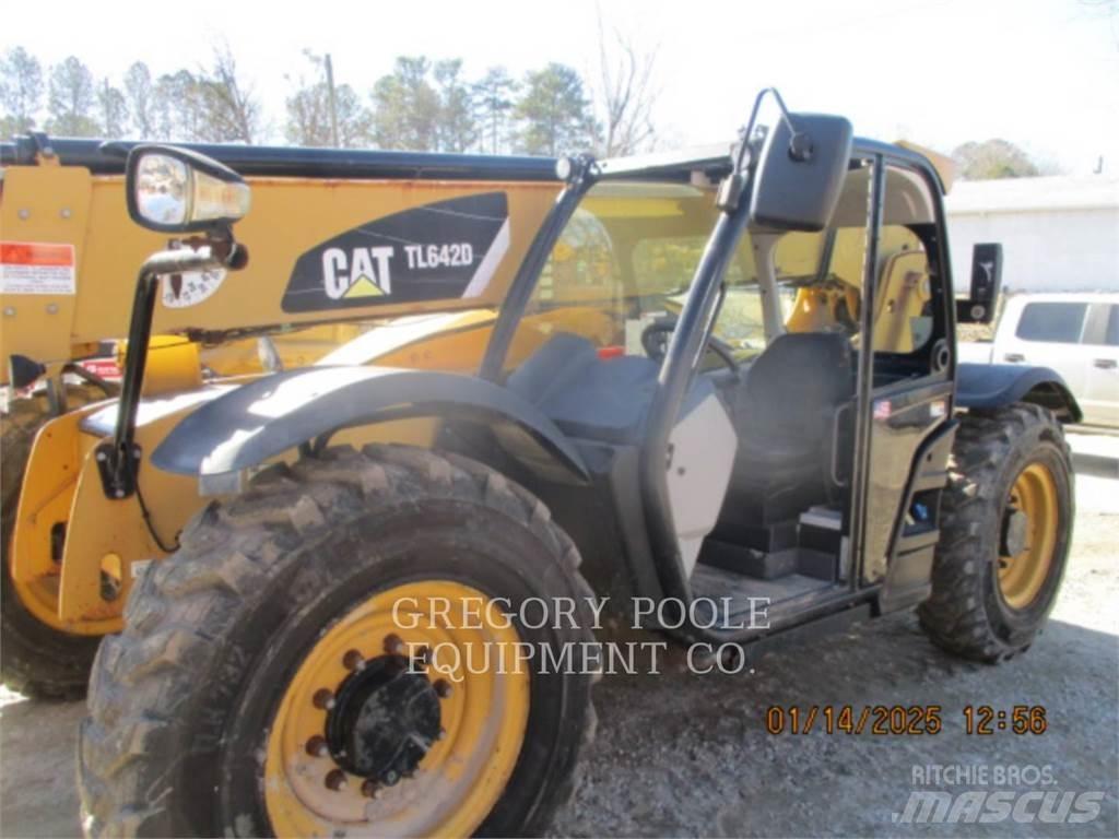 CAT TL642D Teleskopiskie manipulatori