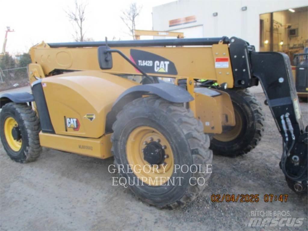 CAT TL642D Teleskopiskie manipulatori
